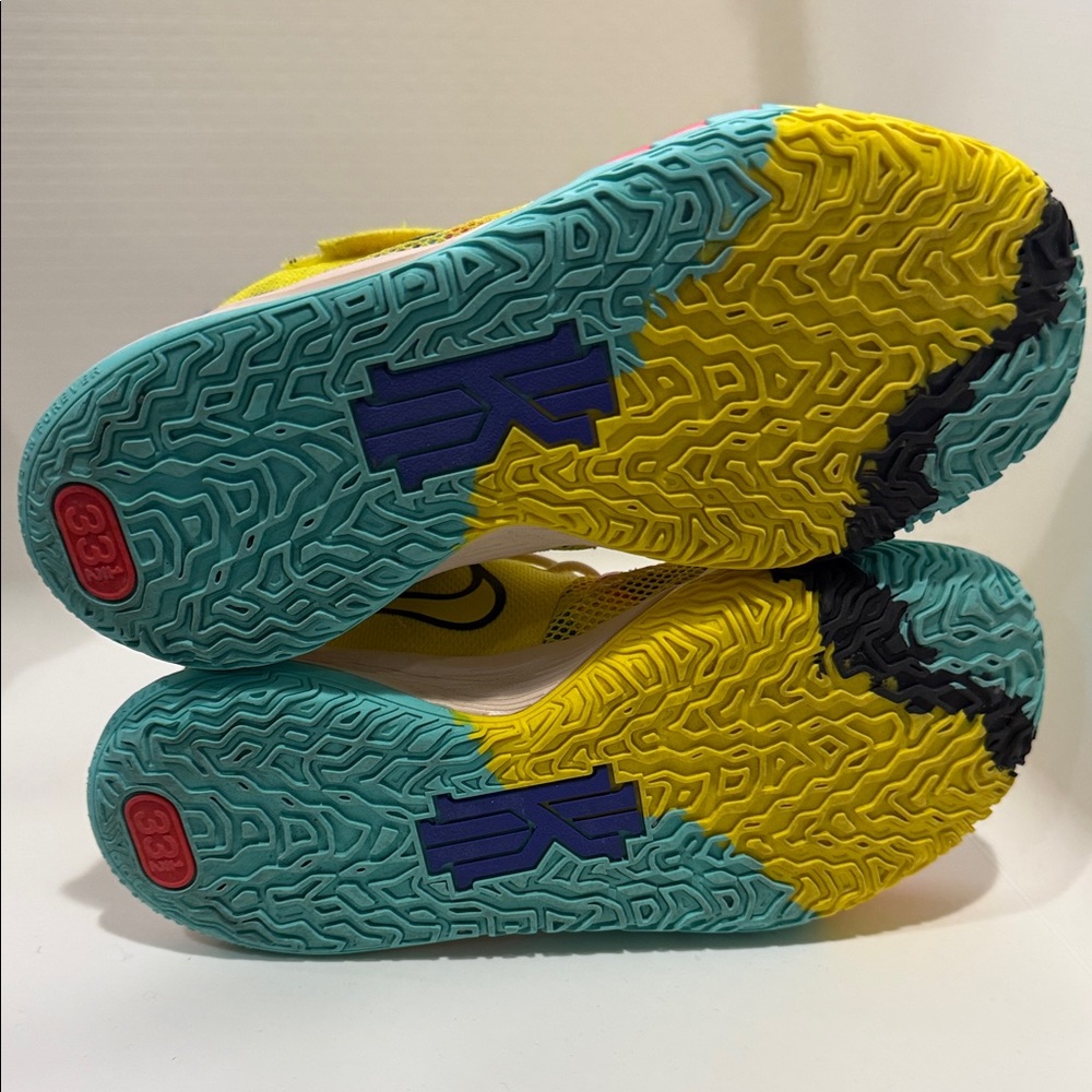 Us 2Y
The Nike Kyrie 7 1 World 1 People Electric Yellow - Picture 6 of 7